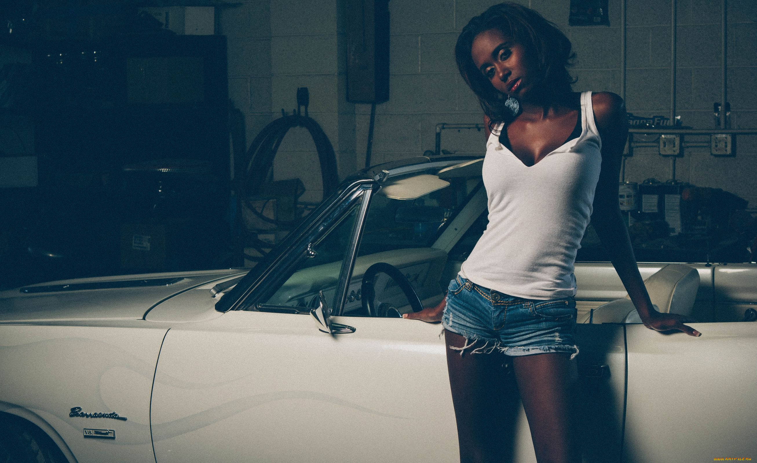 Взяли негритянку. Куба машины девушки. Темнокожей девушки с машинами. Мотивация автомобиль девушка. Красивые темнокожие девушки в машине.